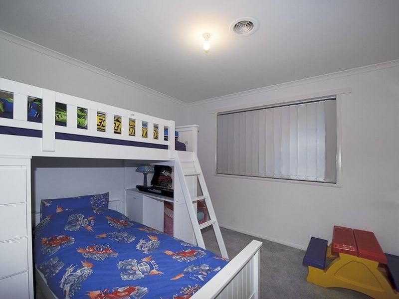 5 Armoy Close, Cranbourne East VIC 3977