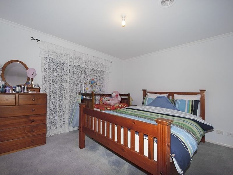 5 Armoy Close, Cranbourne East VIC 3977