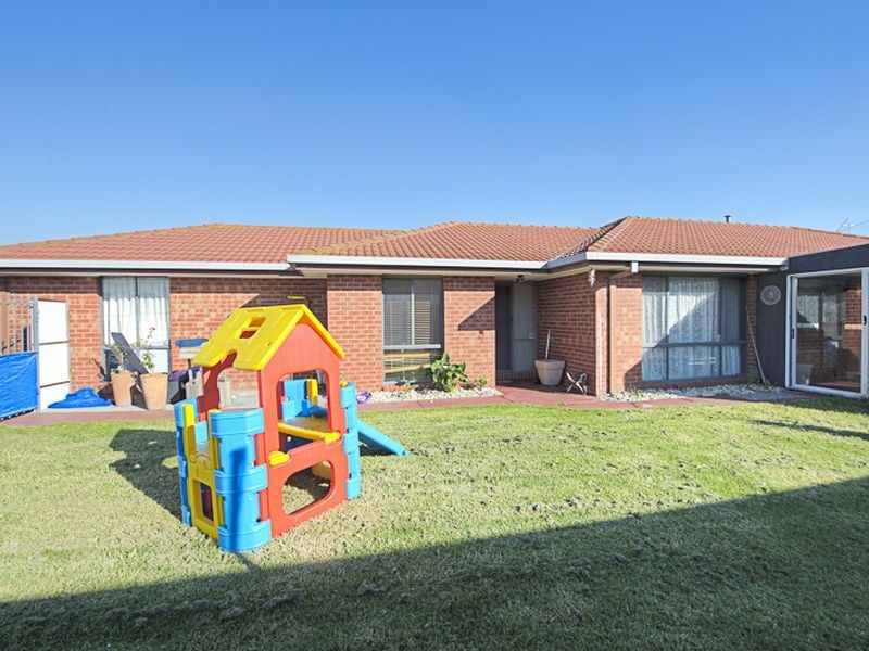 18 Pinehill Court, Cranbourne North VIC 3977