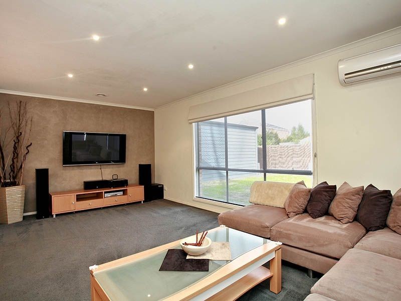 111 Hutchinson Drive, Lynbrook VIC 3975