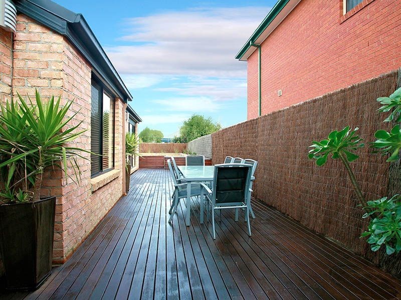 111 Hutchinson Drive, Lynbrook VIC 3975