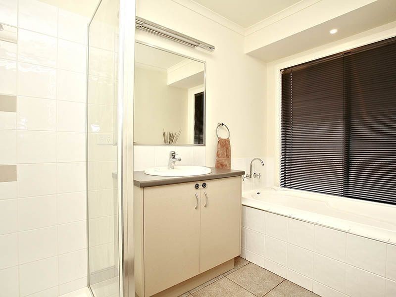 111 Hutchinson Drive, Lynbrook VIC 3975