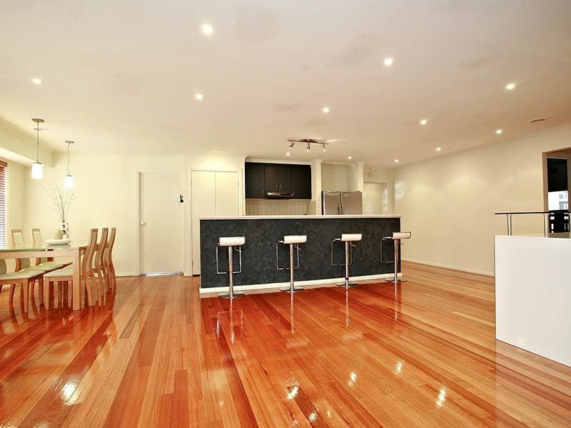 111 Hutchinson Drive, Lynbrook VIC 3975