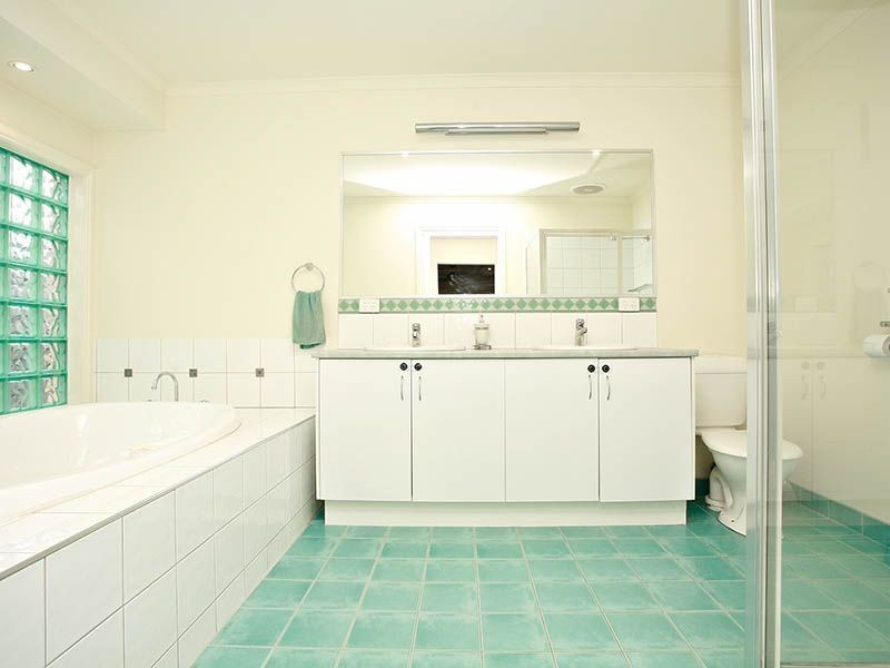 111 Hutchinson Drive, Lynbrook VIC 3975