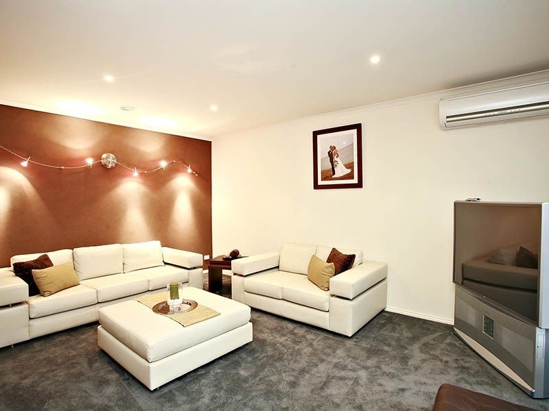 111 Hutchinson Drive, Lynbrook VIC 3975