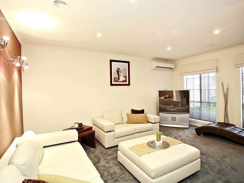 111 Hutchinson Drive, Lynbrook VIC 3975