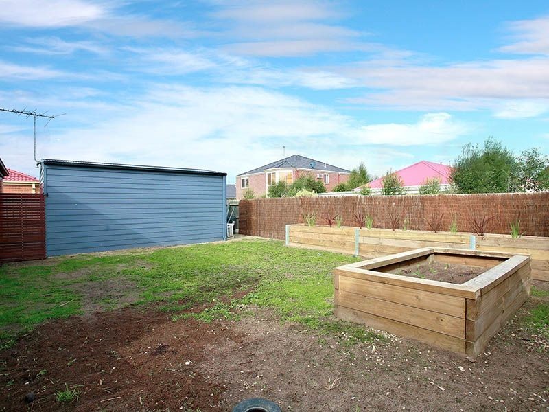 111 Hutchinson Drive, Lynbrook VIC 3975