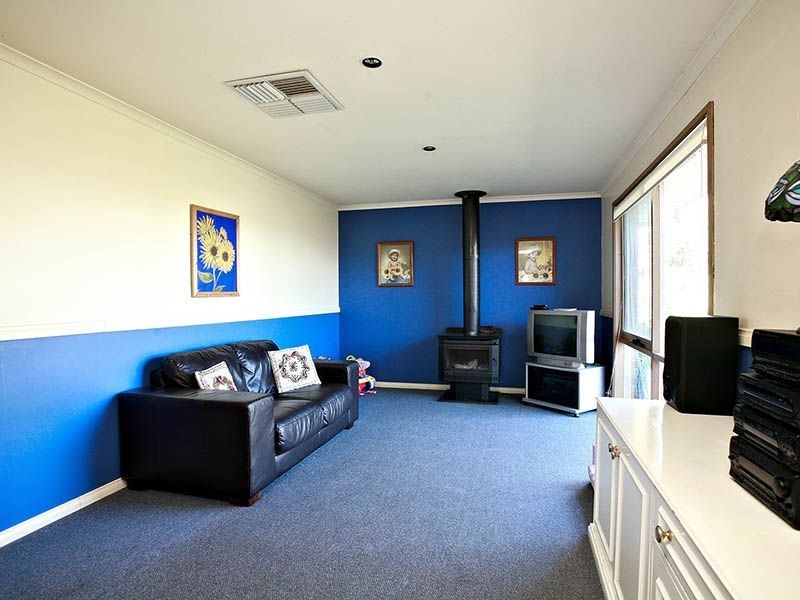 7 Fernshaw Gardens, Hallam VIC 3803