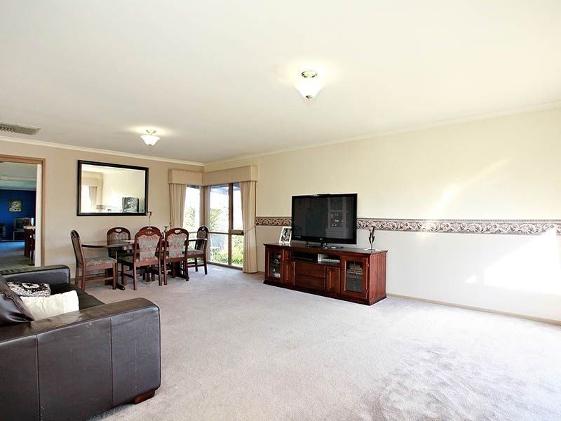 7 Fernshaw Gardens, Hallam VIC 3803