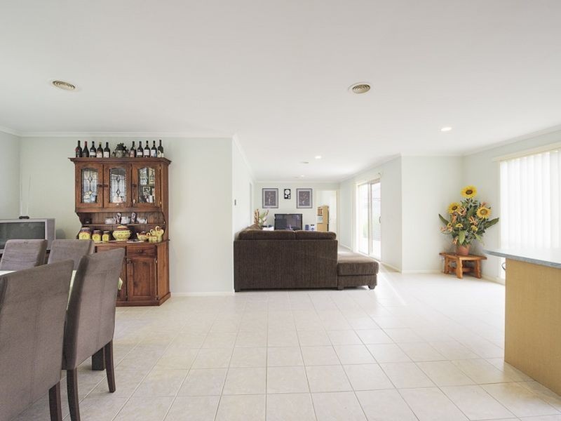 2A Armoy Close, Cranbourne VIC 3977