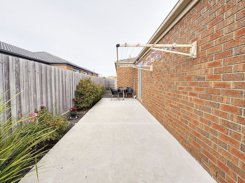 2A Armoy Close, Cranbourne VIC 3977