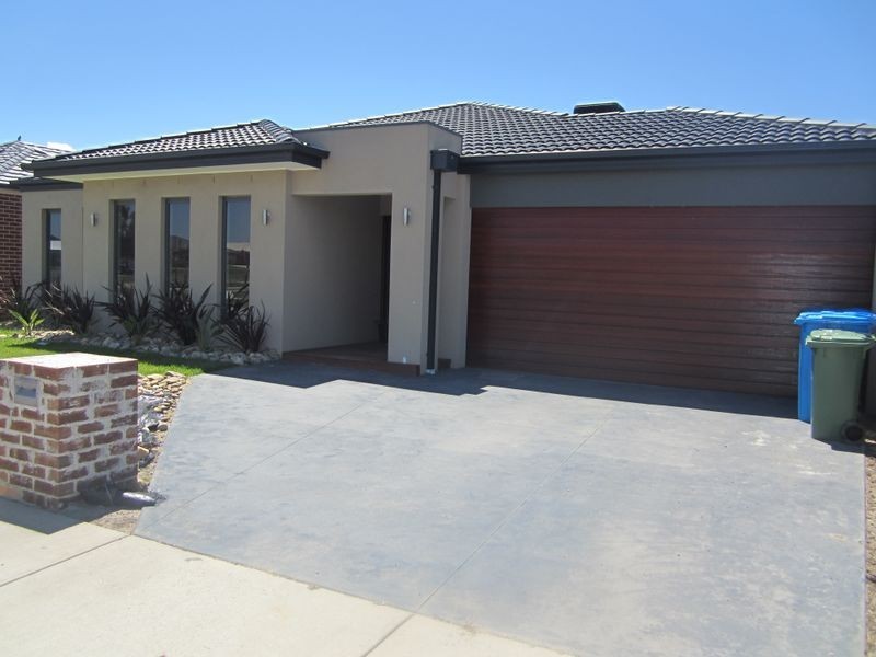 17 Perry Circuit, Cranbourne North VIC 3977