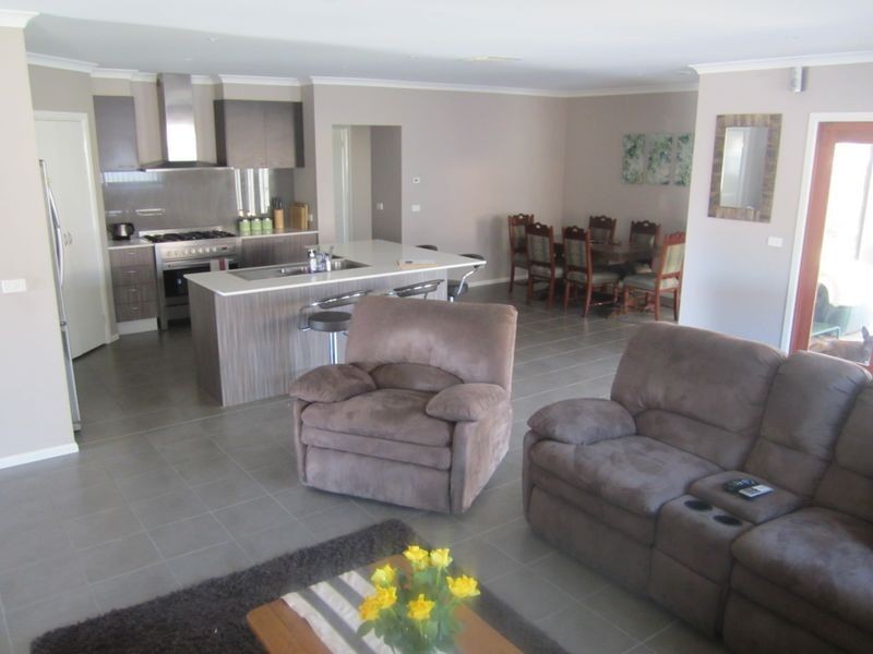 17 Perry Circuit, Cranbourne North VIC 3977