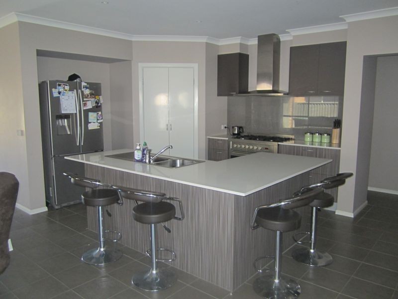 17 Perry Circuit, Cranbourne North VIC 3977