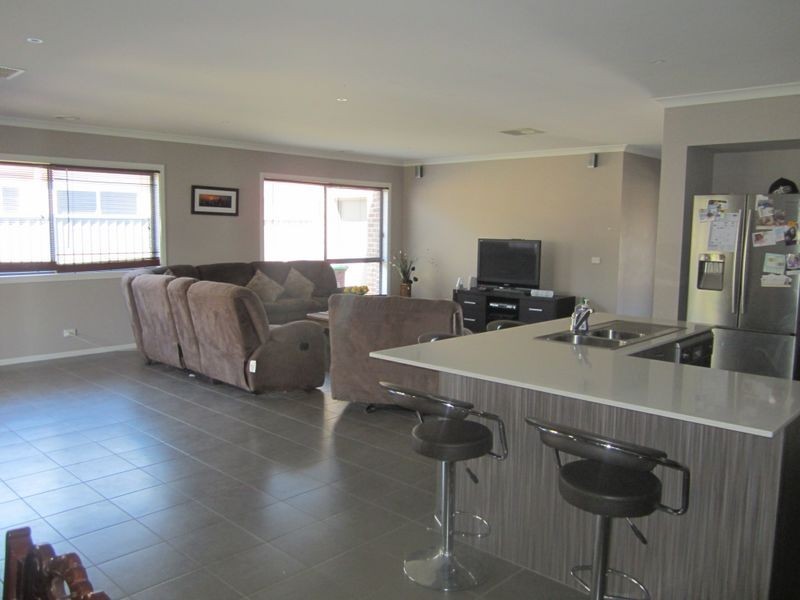 17 Perry Circuit, Cranbourne North VIC 3977