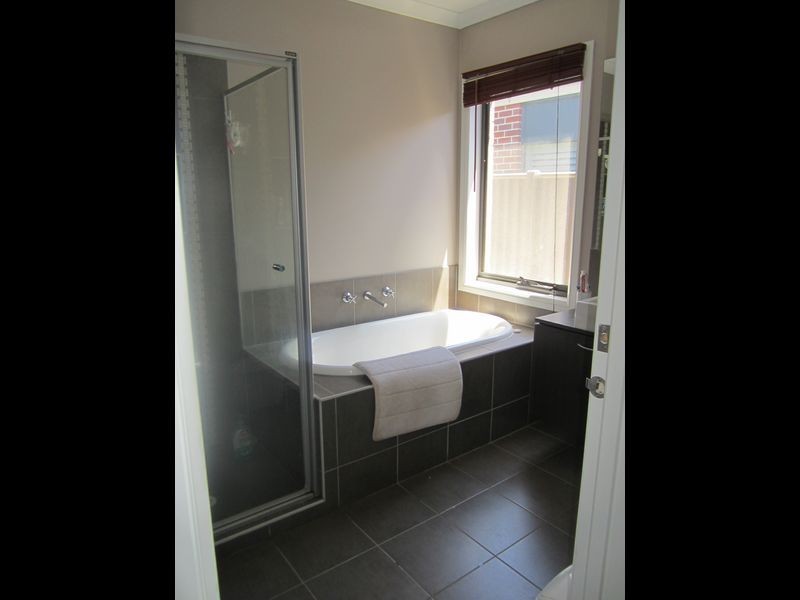 17 Perry Circuit, Cranbourne North VIC 3977