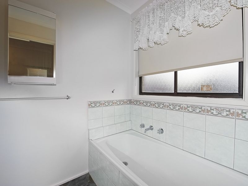 12 Manning Close, Hampton Park VIC 3976