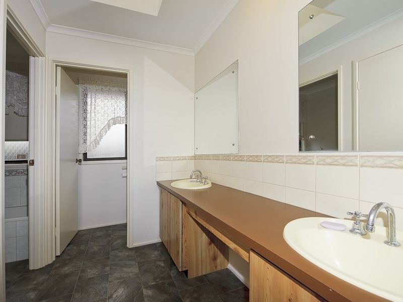 12 Manning Close, Hampton Park VIC 3976