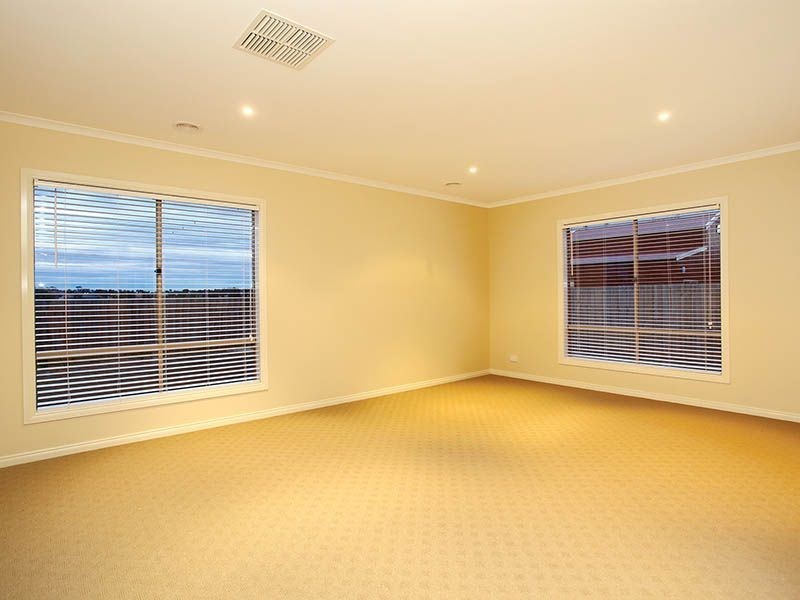 76 Langbourne Drive, Narre Warren South VIC 3805