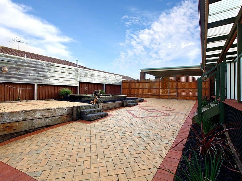 16 Lauren Drive, Hampton Park VIC 3976