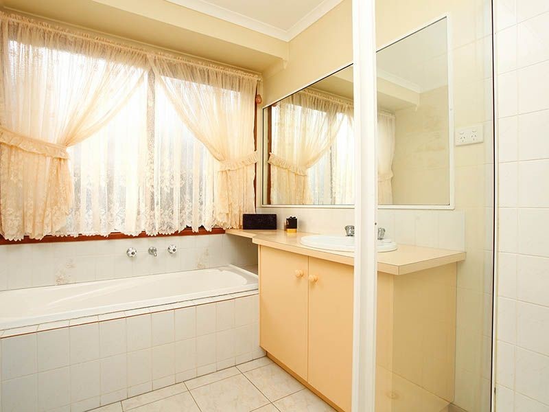 16 Lauren Drive, Hampton Park VIC 3976