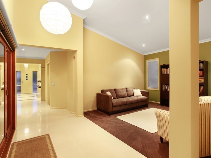 5 Elphin Close, Lynbrook VIC 3975
