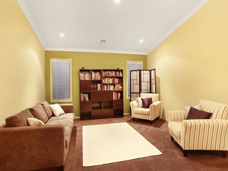 5 Elphin Close, Lynbrook VIC 3975