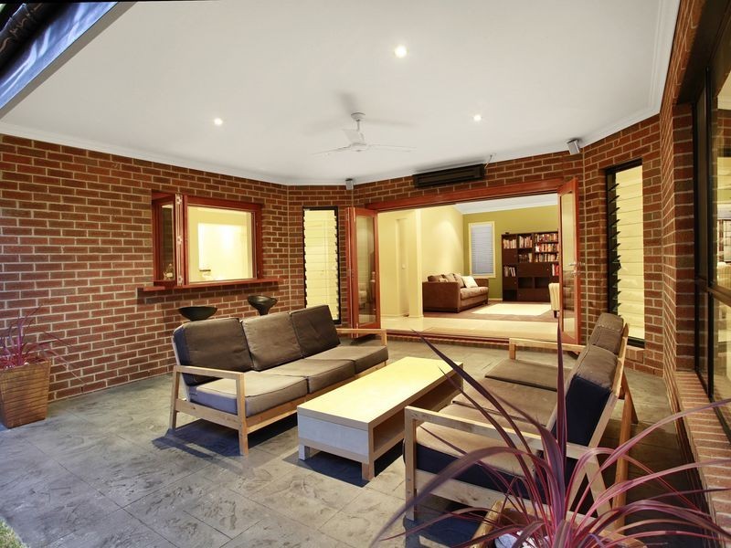 5 Elphin Close, Lynbrook VIC 3975