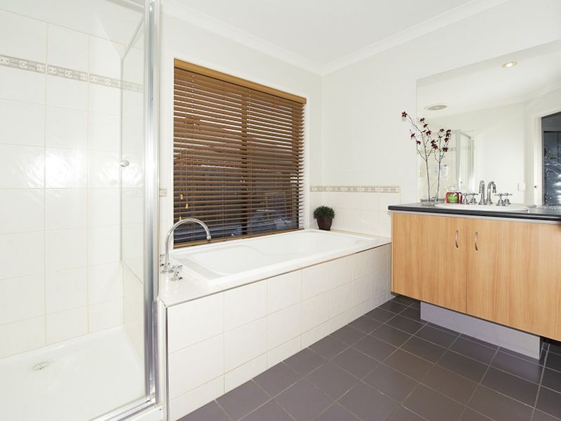 4 Dennis Close, Lynbrook VIC 3975