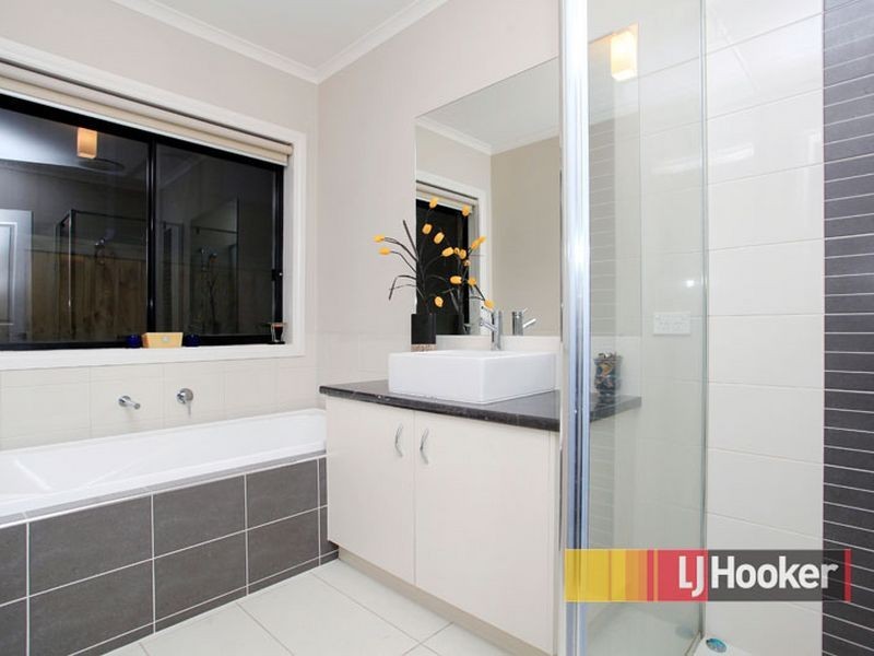 9 Grand Manor Drive, Berwick VIC 3806