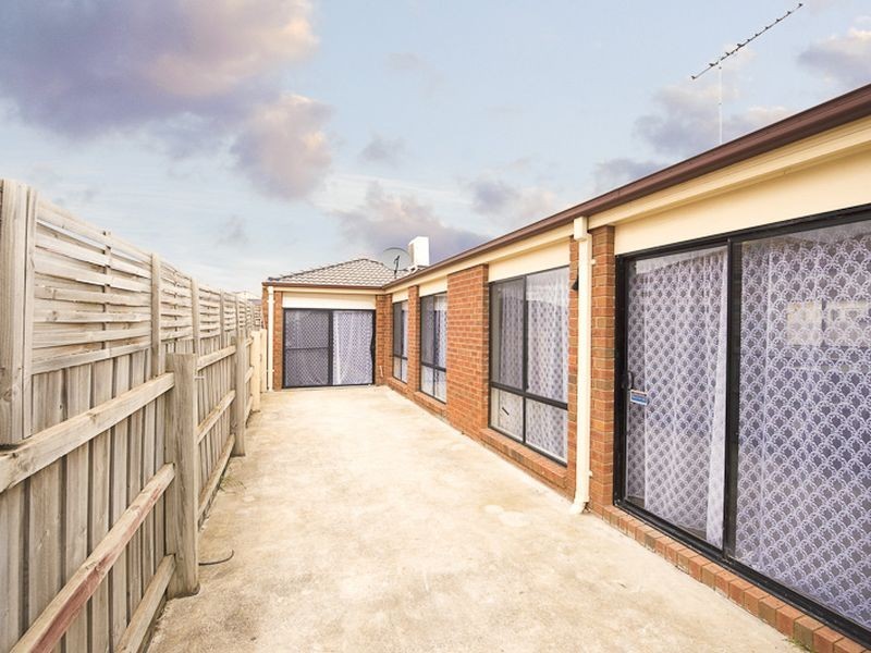 10 Bookham Way, Cranbourne West VIC 3977