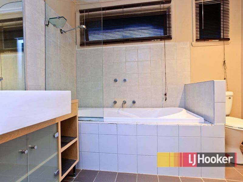 24 Sweetgum Avenue, Narre Warren VIC 3805