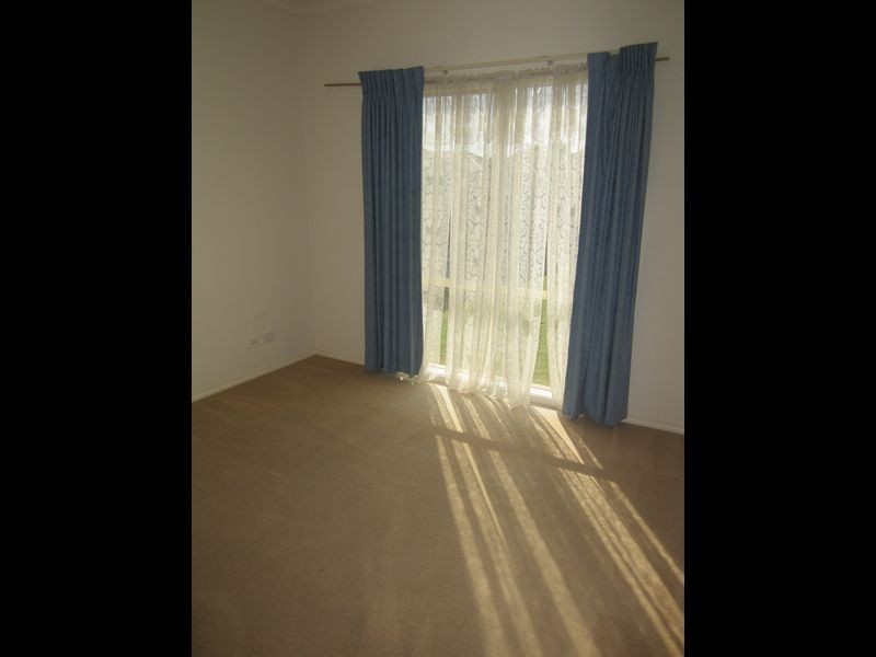 34 Lindsay Crescent, Lynbrook VIC 3975