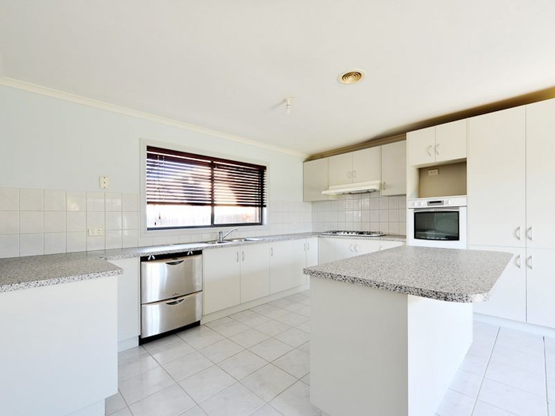 4 Woodside Close, Hampton Park VIC 3976