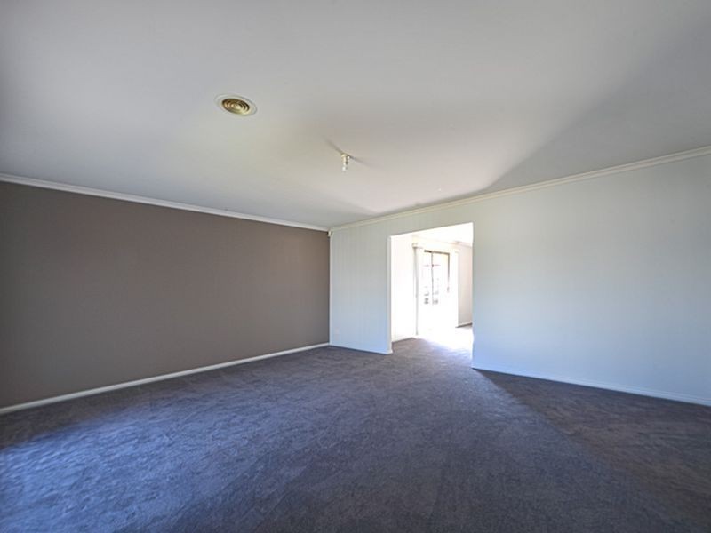 4 Woodside Close, Hampton Park VIC 3976