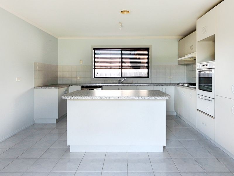 4 Woodside Close, Hampton Park VIC 3976