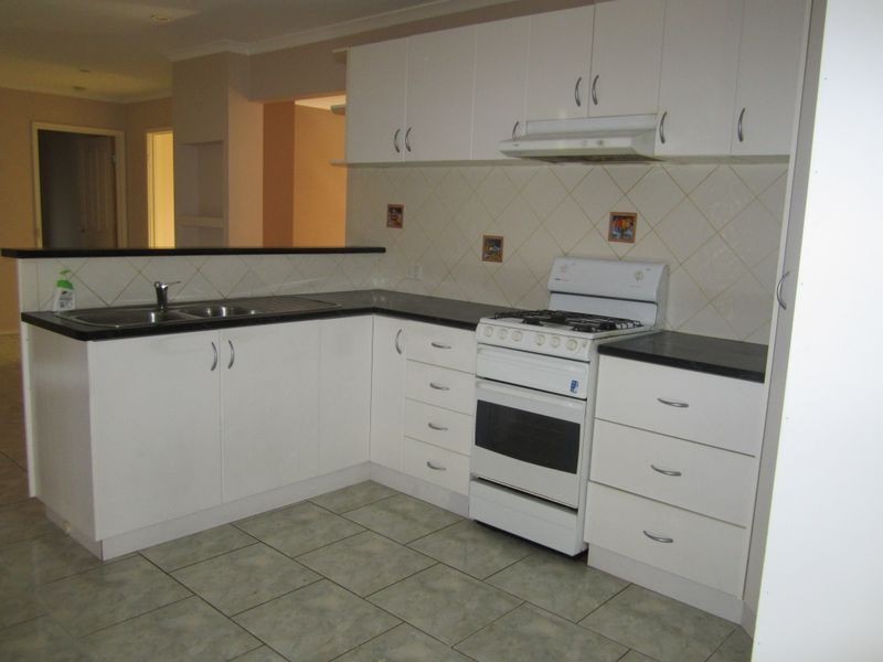 32 Green Valley Crescent, Hampton Park VIC 3976