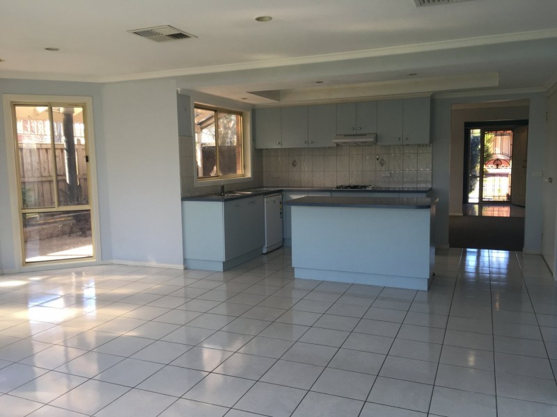 18 Henry Lawson Drive, Lynbrook VIC 3975