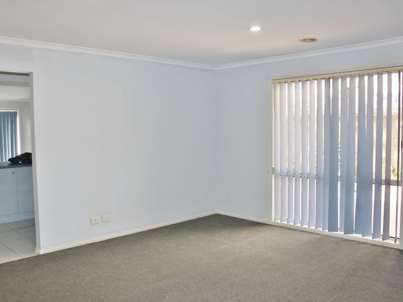 18 Henry Lawson Drive, Lynbrook VIC 3975