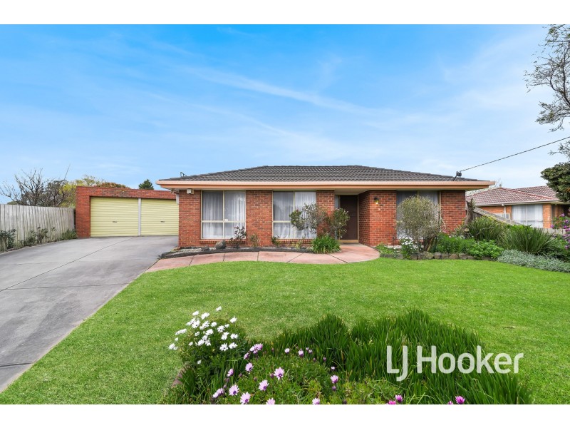 8 Robbins Way, Hampton Park VIC 3976