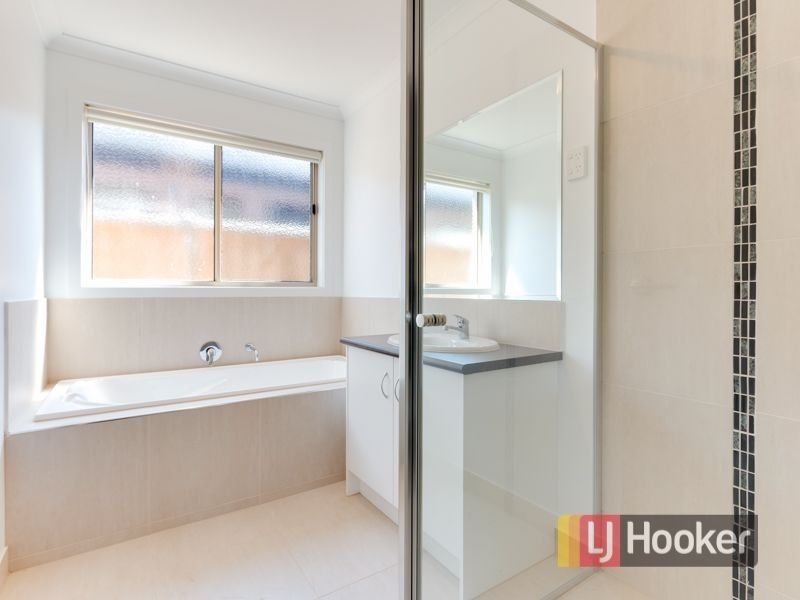 12 Loddon Place, Clyde North VIC 3978