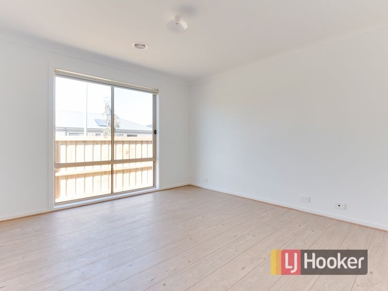 12 Loddon Place, Clyde North VIC 3978