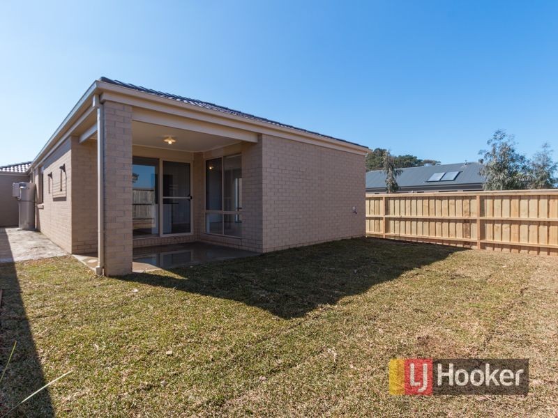 12 Loddon Place, Clyde North VIC 3978