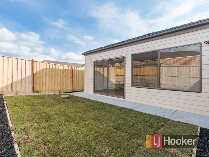 16 Kosciuszko Circuit, Clyde North VIC 3978