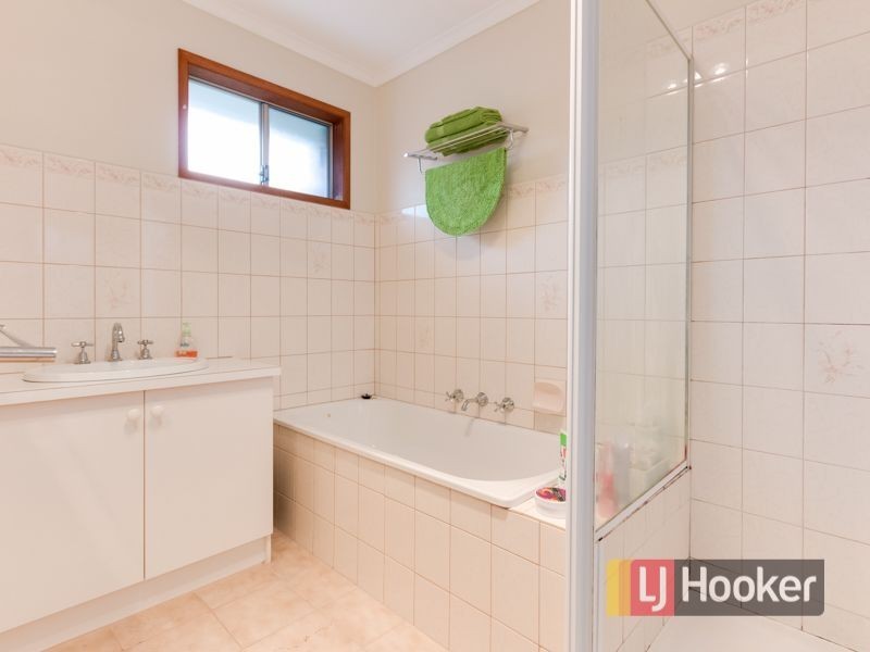 1/8 Leopold Crescent, Hampton Park VIC 3976