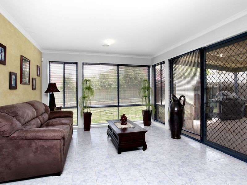 8 Dennis Close, Lynbrook VIC 3975