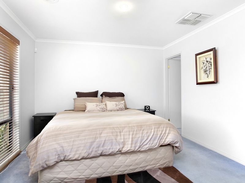 8 Dennis Close, Lynbrook VIC 3975