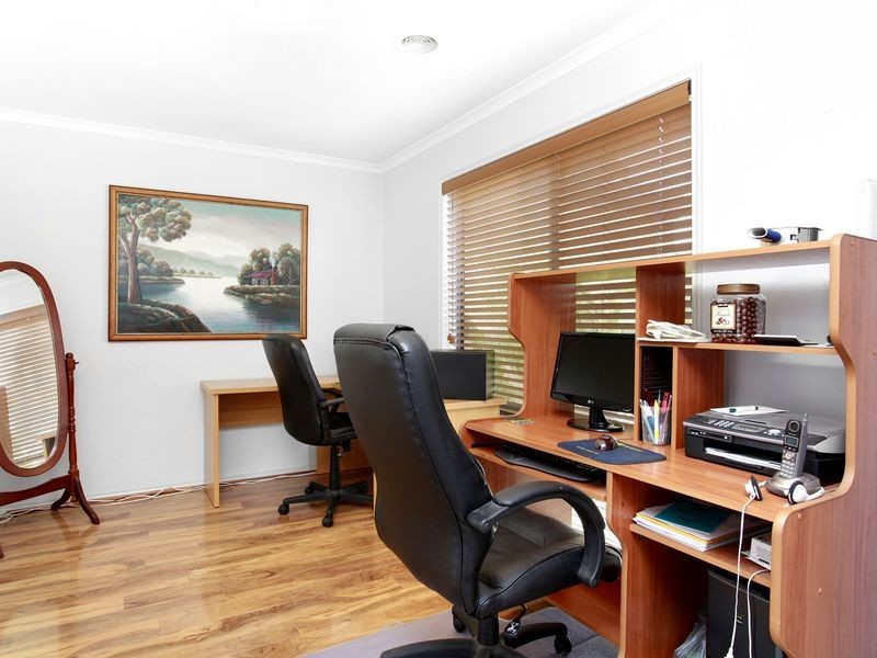 8 Dennis Close, Lynbrook VIC 3975
