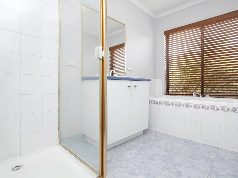 8 Dennis Close, Lynbrook VIC 3975