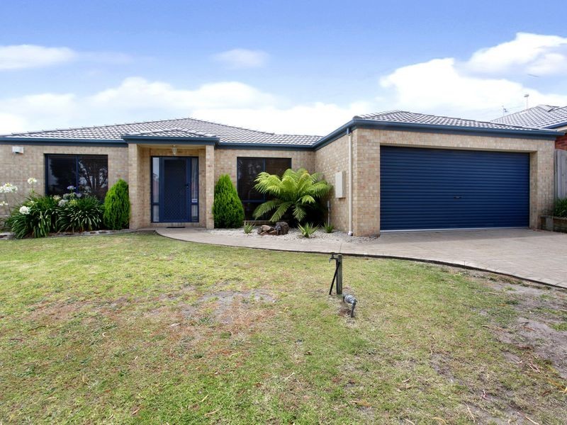 8 Dennis Close, Lynbrook VIC 3975